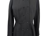 une veste noire sur un mannequin, sur fond blanc