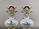 paire de vases ornés de scènes représentant des personnages dans un paysage
