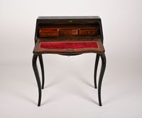 Bureau de pente en bois noirci sculpté à décor de style Loui… (photo 2)