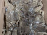 une boîte en carton contenant plusieurs verres à vin vides