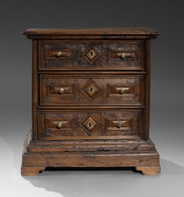 une vieille commode en bois surmontée de tiroirs
