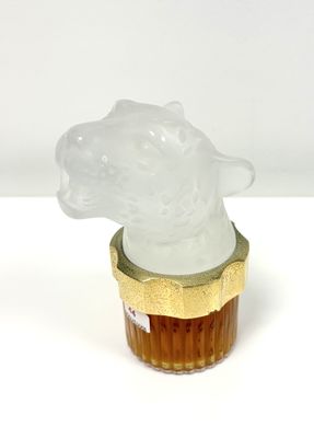 deux figurines en verre représentant un chien, posées sur un socle doré