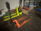 plusieurs palettes entreposées dans un entrepôt