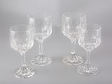 quatre verres à vin vides posés les uns à côté des autres sur une table