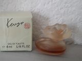 une image représentant un flacon de parfum posé à côté d'une boîte de savon