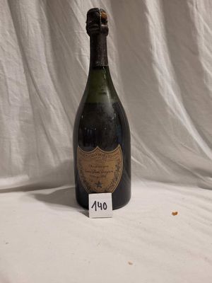 une bouteille de champagne posée sur une table, avec une étiquette dessus