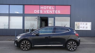 l'avant d'une voiture noire garée devant un immeuble