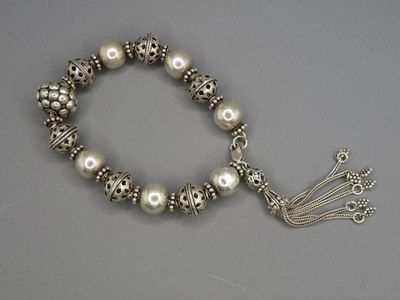 un gros plan d'un bracelet orné d'un pompon posé sur une table