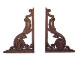 paire de corbeaux d'angle en bois sculpté, ornés de feuilles et de volutes