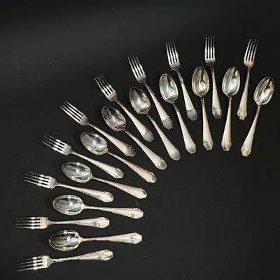 Suite de dix couverts à entremets en métal argenté à décor d… - Photo 1