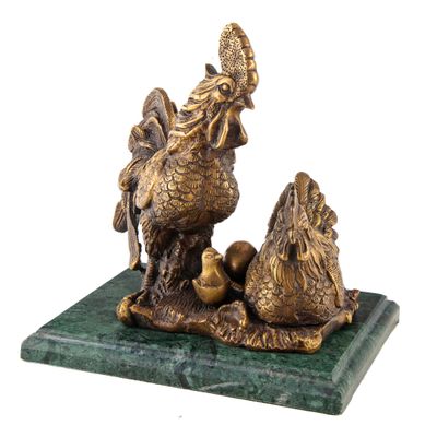 figurine de coq en laiton sur un socle en marbre vert