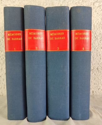 quatre livres bleus posés les uns à côté des autres sur une table