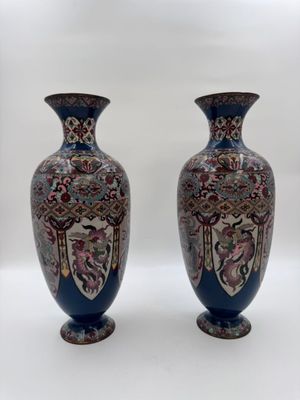 Japon, Ere Meiji (1868-1912) Paire de vases sur piédouche en…