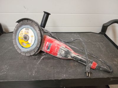 une photo d'une perceuse posée sur une table