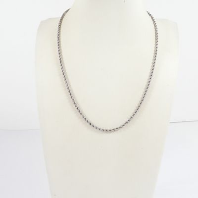 Collier à chaîne en argent sur une tête de mannequin, sur fond blanc