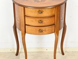 une petite table en bois avec trois tiroirs