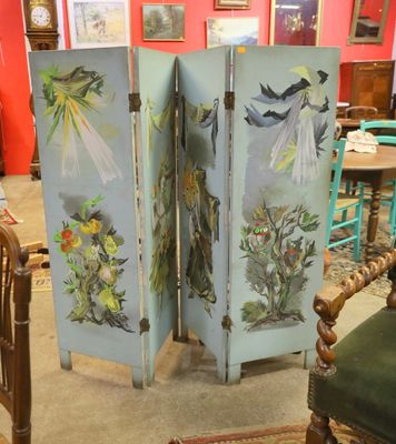 un paravent orné d'une peinture représentant des oiseaux