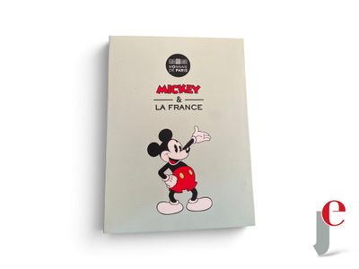 un livre avec un personnage de Mickey Mouse sur la couverture