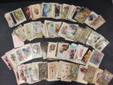 un lot de cartes posées sur une table