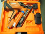 une boîte à outils orange contenant une agrafeuse et une agrafeuse