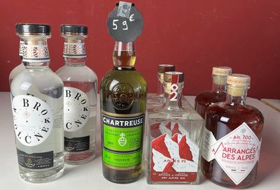 de nombreuses bouteilles d'alcool posées sur un plan de travail