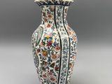 une image représentant un vase blanc et bleu orné de fleurs