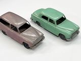 deux voitures jouets assises l'une à côté de l'autre sur une surface blanche