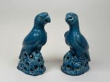 paire de figurines de perroquets en céramique bleue, avec des trous dans le bec