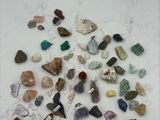 de nombreux types de roches et de pierres sur la table