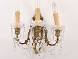 une paire d'appliques en cristal et en laiton sur fond blanc