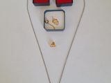 un collier, des boucles d'oreilles et une bague posés sur une table