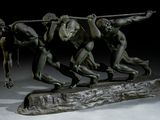 une statue en bronze représentant trois hommes transportant une bûche