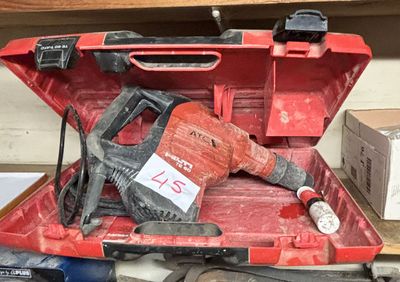 une boîte à outils rouge contenant un marteau