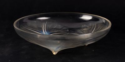 un saladier en verre posé sur une surface noire
