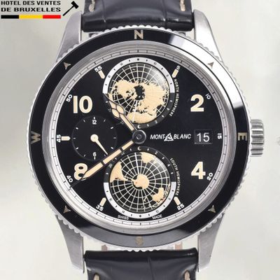 un gros plan d'une montre sur laquelle figure une carte du monde