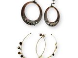 trois paires de boucles d'oreilles créoles et une paire de boucles d'oreilles créoles sur fond blanc