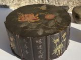 une petite boîte et une théière posées sur une table