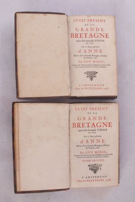 trois livres superposés sur une surface blanche