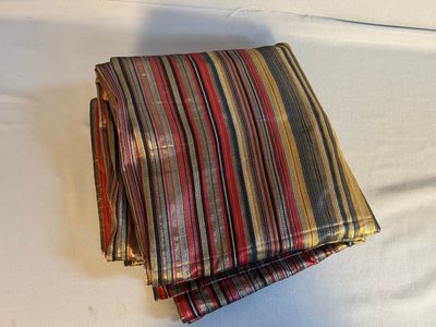 un tissu rayé plié sur le lit