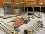 un grand nombre d'objets différents qui se trouvent sur le sol