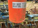 un seau rouge posé sur une charrue bleue