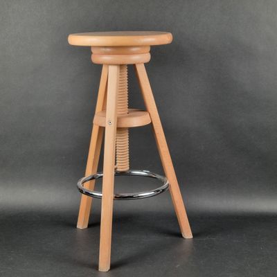 un tabouret en bois avec une assise en bois sur fond gris