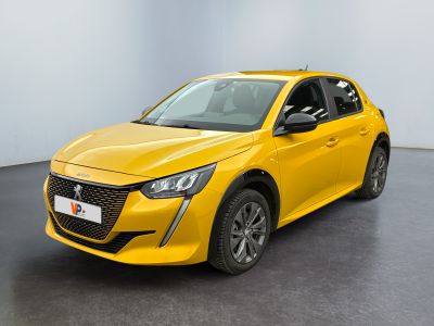 Une voiture jaune est garée dans une pièce aux murs blancs.