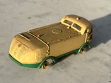 une petite voiture miniature posée par terre