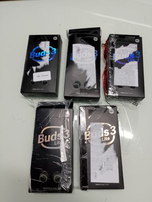 plusieurs boîtes contenant des appareils électroniques posées sur une table blanche