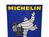 une affiche « Michel Tire » accrochée au mur d'un magasin