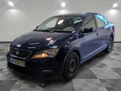 la photo d'une voiture bleue garée sur un sol à carreaux