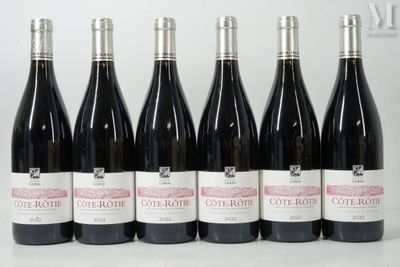 six bouteilles de vin sont alignées sur une table