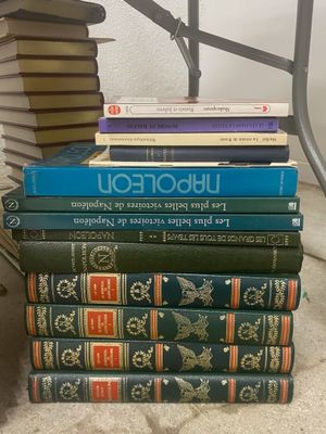 de nombreux livres empilés sur le sol