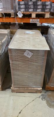 de nombreuses piles de cartons posées à même le sol dans un entrepôt